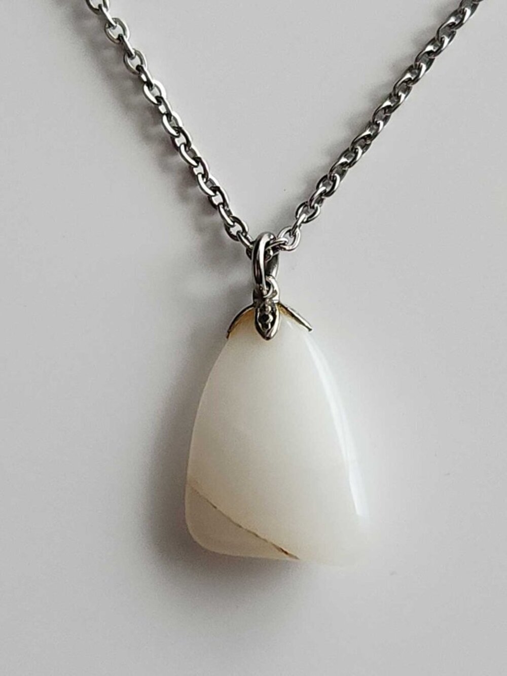 White natural stone necklace with a small silver chain - Picture 10 of 12
